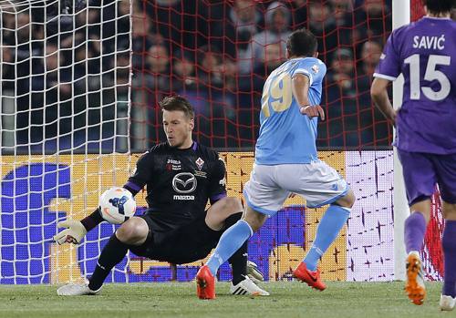 Una parata di Neto su Pandev. Action Images